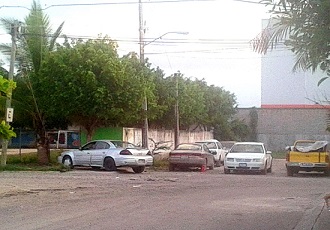 Insiste Mecánico de Valle Dorado en Meter sus Carros a Calle de la Primaria