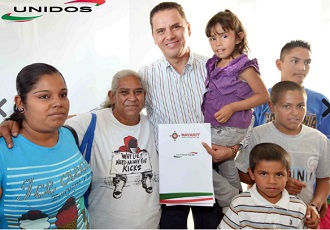 Gobernador presume logros, mientras mujer paría en el suelo